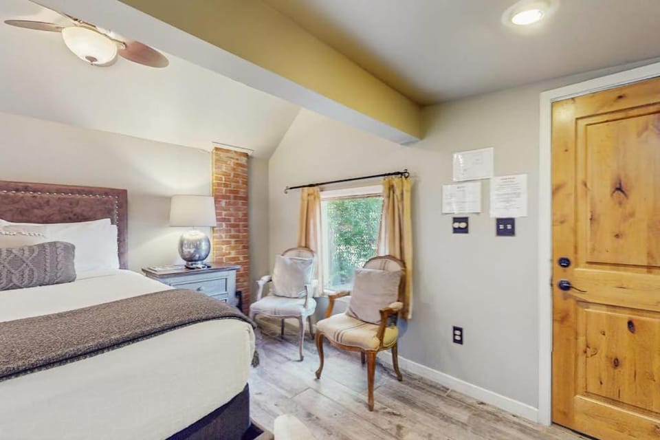 Bed, Living room, Seating area, Bedroom
