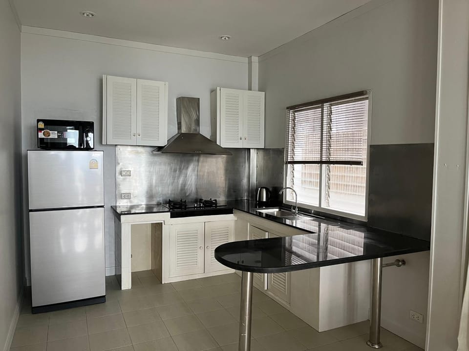 Kitchen or kitchenette, minibar, stove