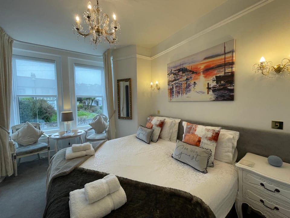 Bed, Seating area