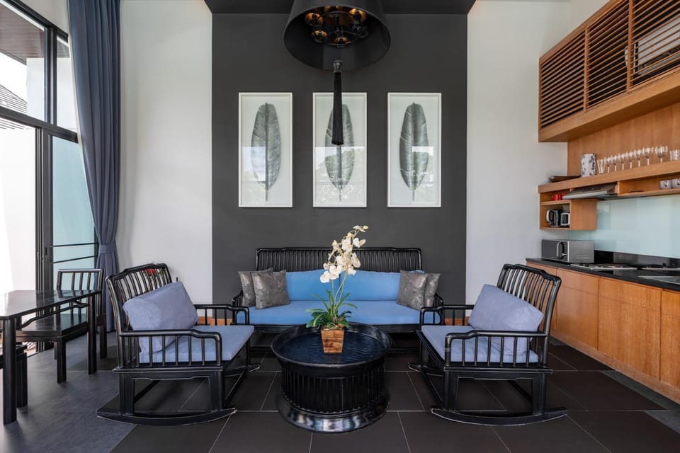 Kitchen or kitchenette, Living room, Seating area, Dining area, minibar, stove