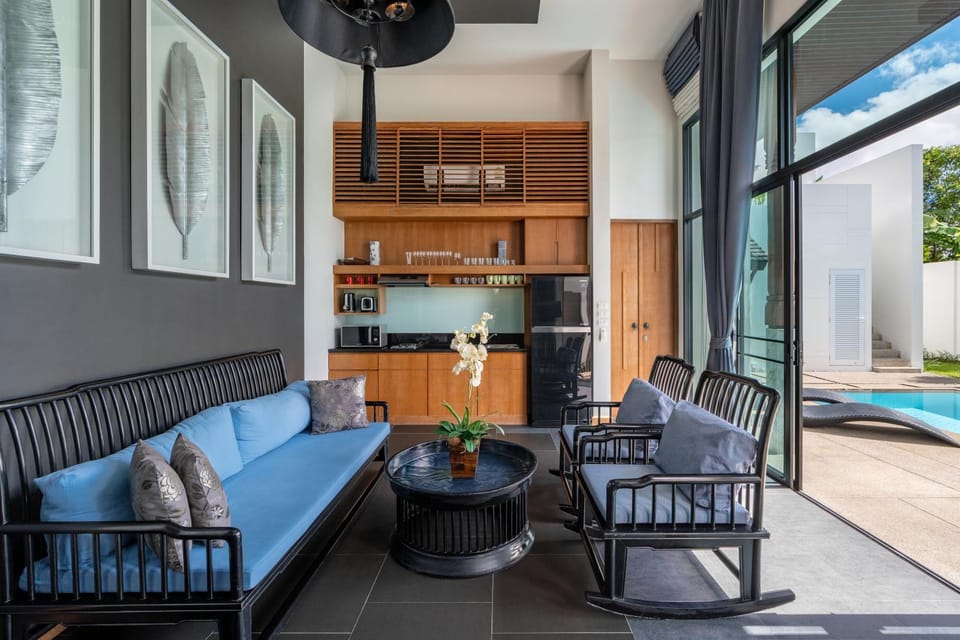 Kitchen or kitchenette, Living room, Seating area, Dining area, minibar, stove