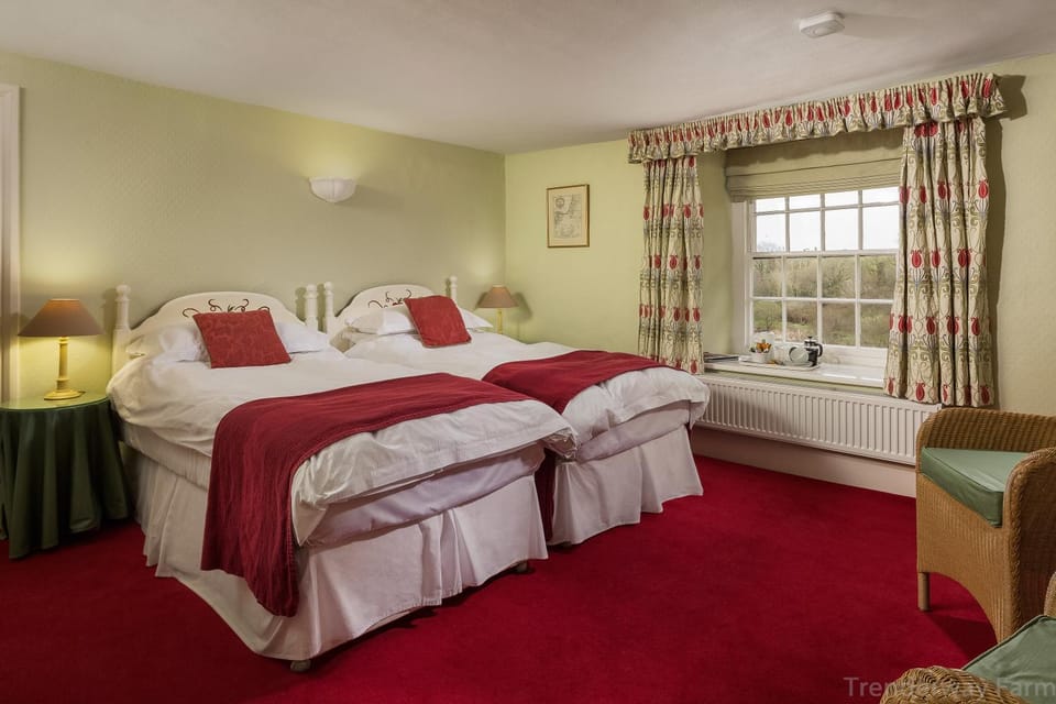 Bedroom, Lake view