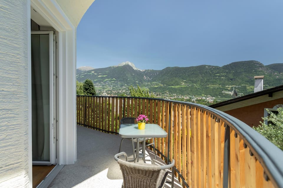 Nearby landmark, Neighbourhood, Natural landscape, Balcony/Terrace, Mountain view