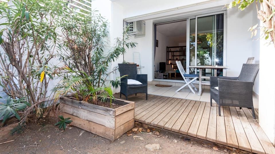 Grand T1 avec terrasse à 5min des plages et 400m de St Gilles Les Bains Apartment in Saint-Paul