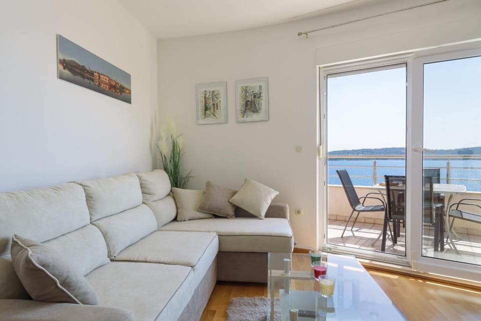 Balcony/Terrace, Living room, Seating area, Sea view