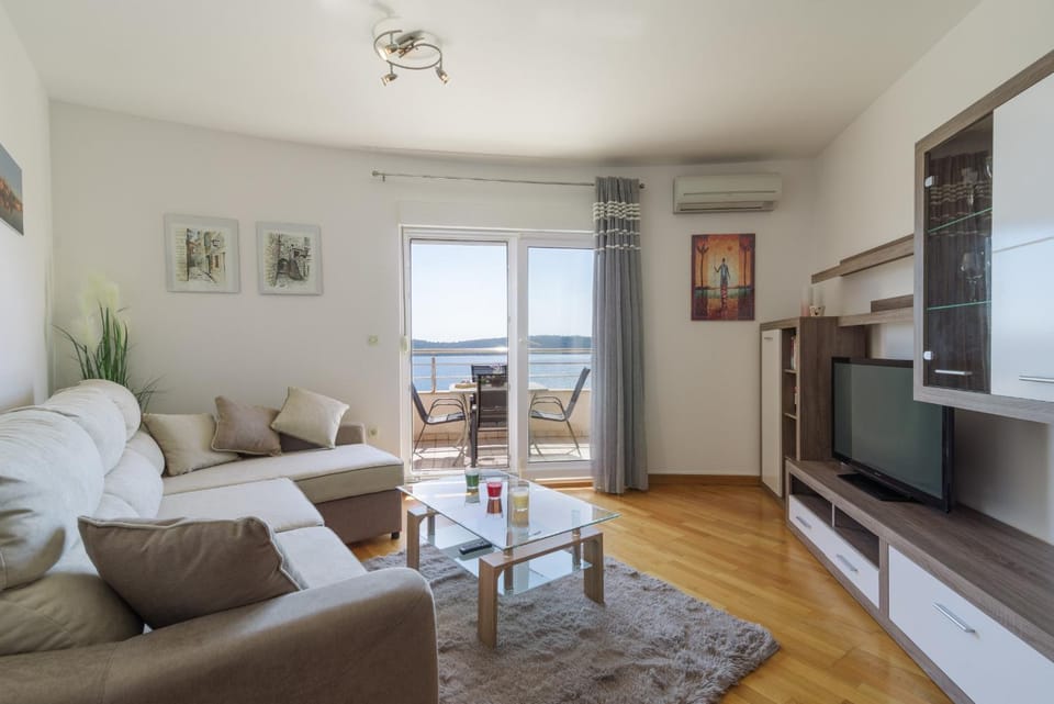 TV and multimedia, Living room, Seating area, Sea view