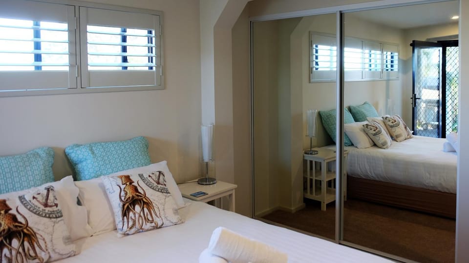 Bedroom, towels