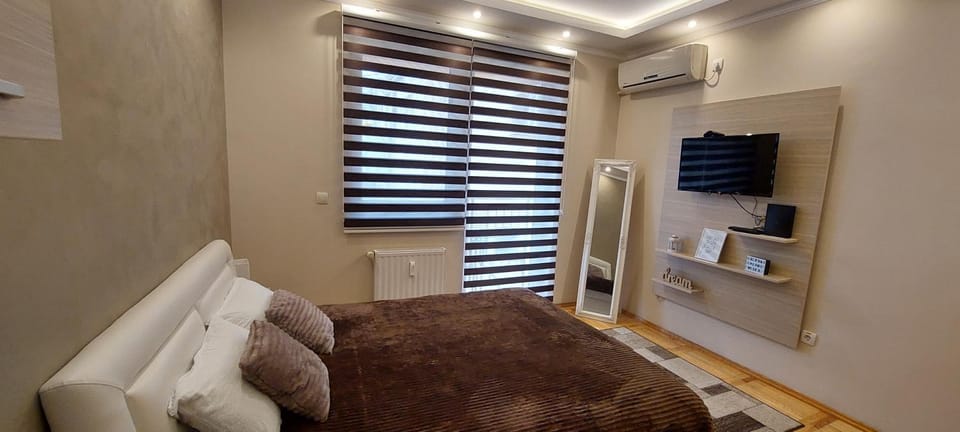 Bed, TV and multimedia, Photo of the whole room