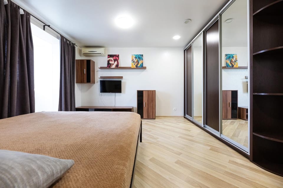 Bed, TV and multimedia, Photo of the whole room, Bedroom, wardrobe, air conditioner