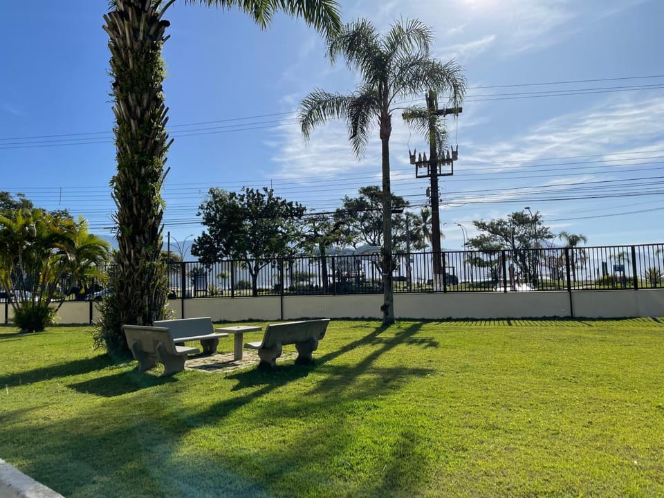 Apartamento Ubatuba, Itaguá, bem localizado, duas vagas de garagem Apartment in Ubatuba