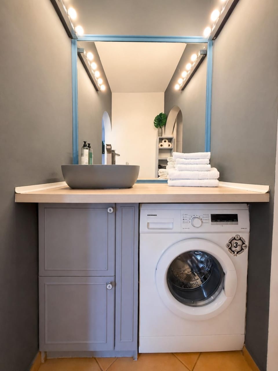 Kitchen or kitchenette, washing machine, dryer