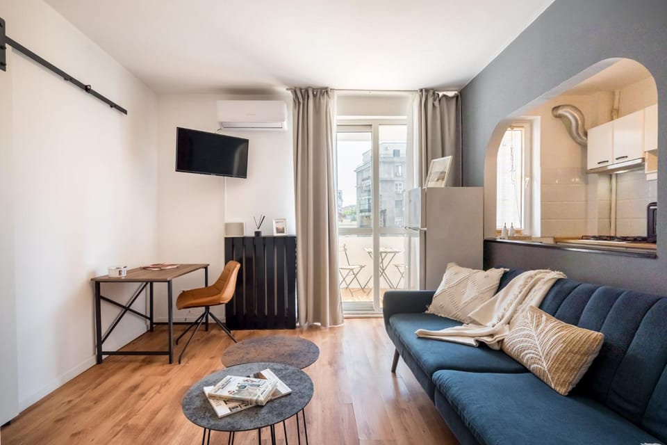 TV and multimedia, Living room, Seating area, air conditioner