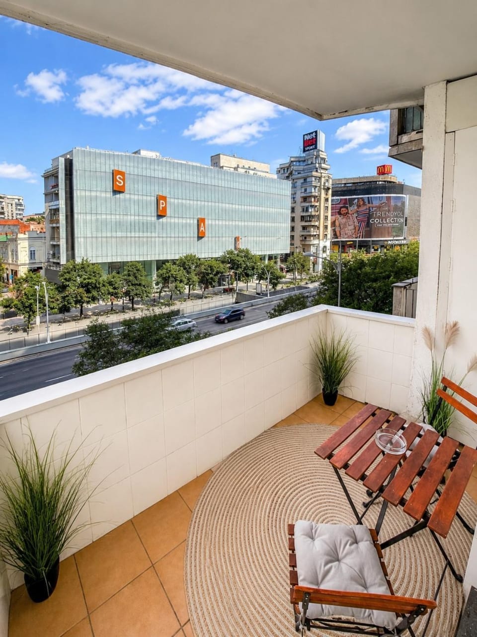 Property building, Day, Balcony/Terrace, Living room, Seating area, City view