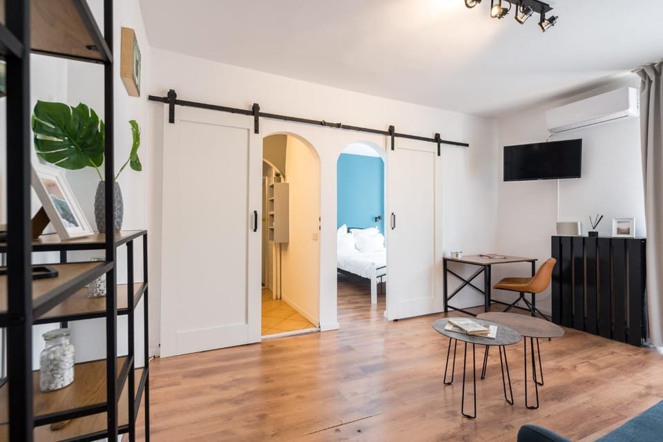 Bed, TV and multimedia, Living room, Photo of the whole room, Seating area