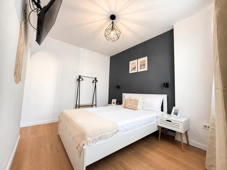Bed, TV and multimedia, Photo of the whole room, Bedroom