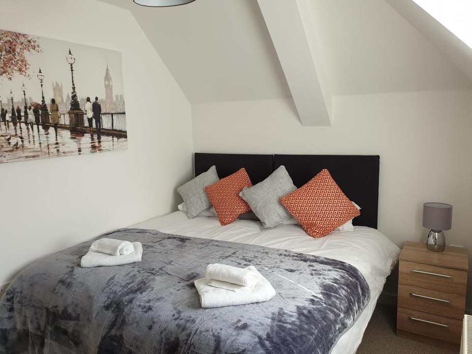 Photo of the whole room, Bedroom