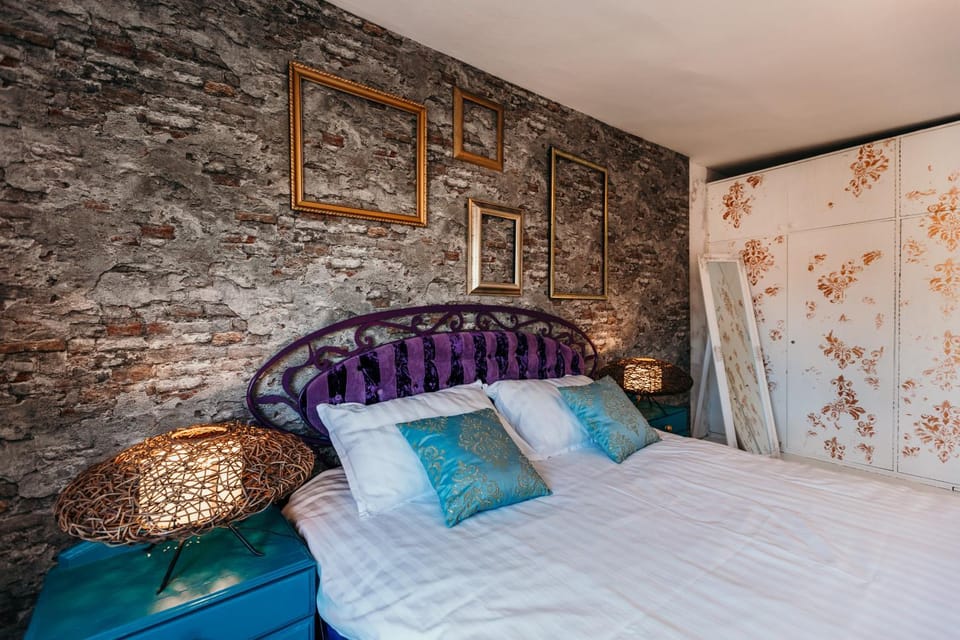 Bed, Photo of the whole room, Decorative detail, Bedroom