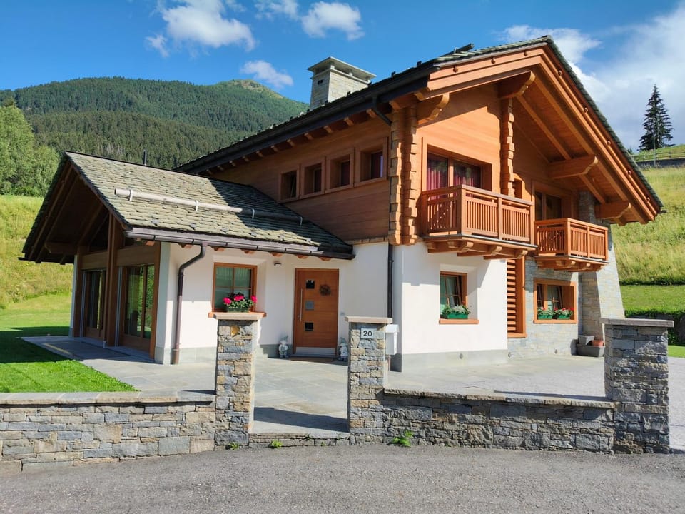 Property building, Facade/entrance, Natural landscape, Garden, Garden view, Mountain view
