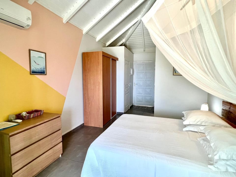 Bed, Photo of the whole room, Bedroom, wardrobe, air conditioner