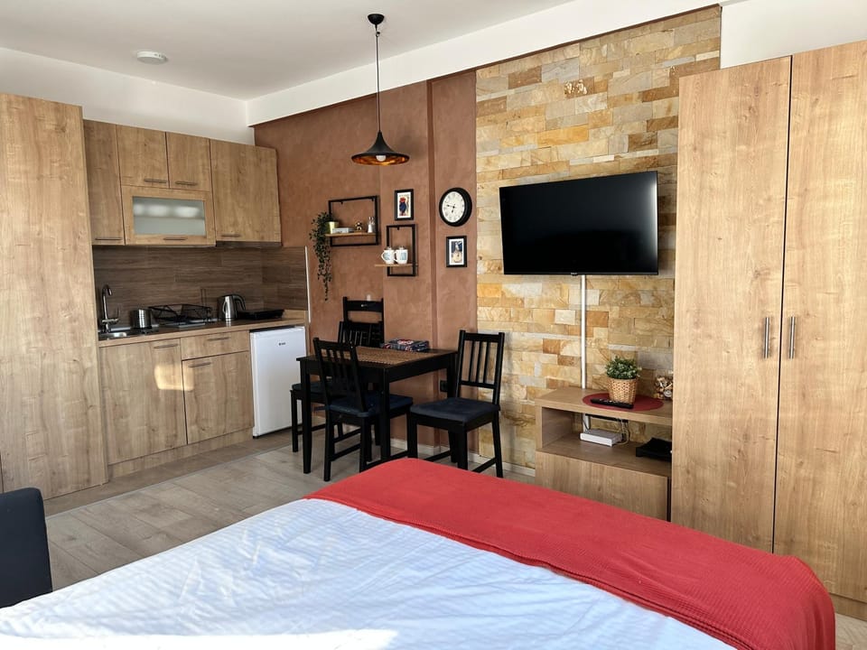 TV and multimedia, Kitchen or kitchenette, Living room, Dining area