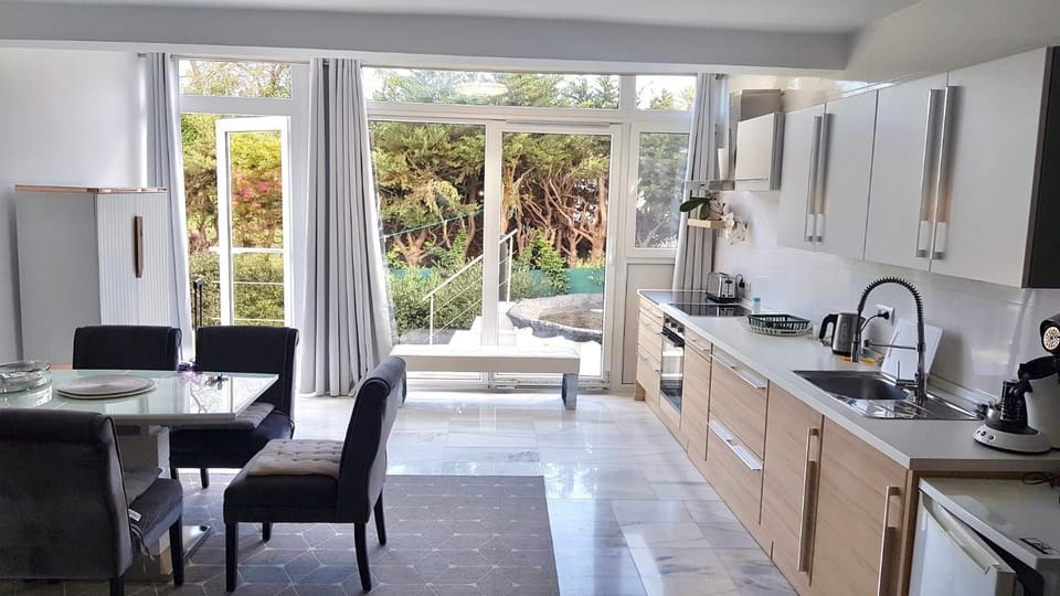 Coffee/tea facilities, Kitchen or kitchenette, Living room, Seating area, Dining area, Garden view, minibar, toaster