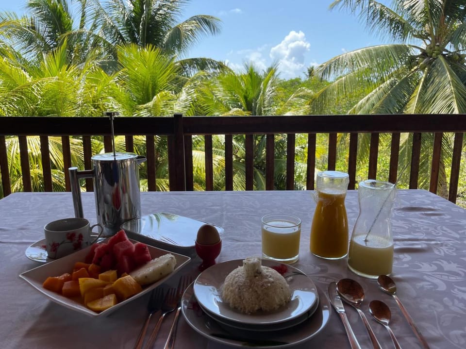 Restaurant/places to eat, Natural landscape, Food and drinks, Dining area, Breakfast