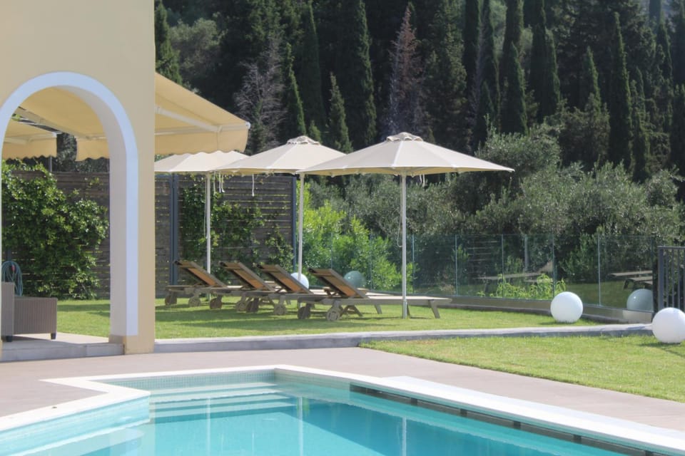 Swimming pool, sunbed