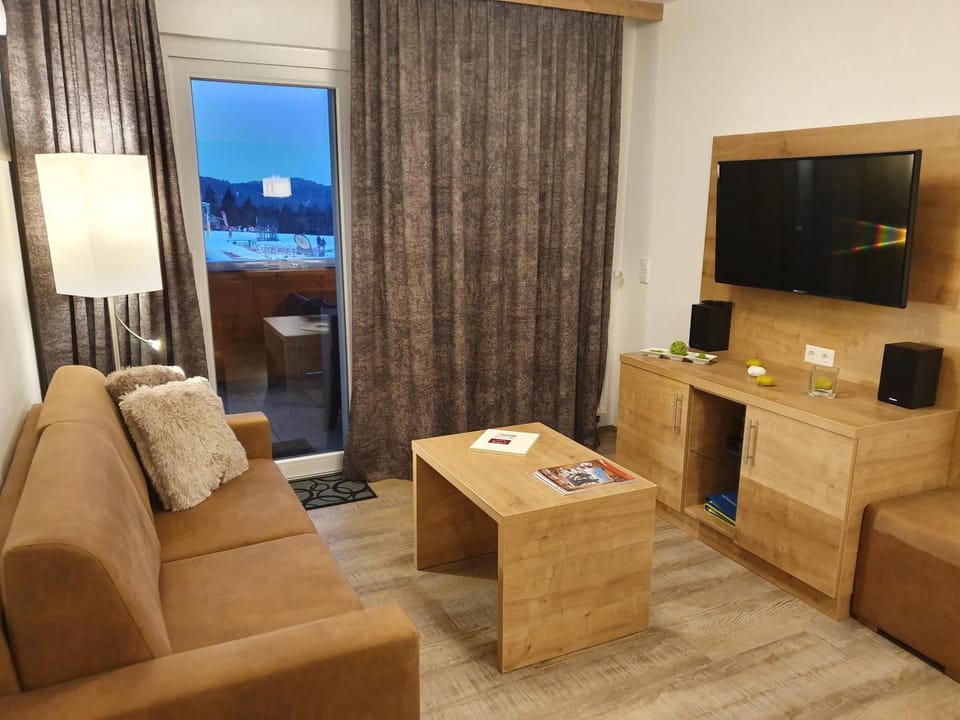 TV and multimedia, Living room, Seating area, Mountain view