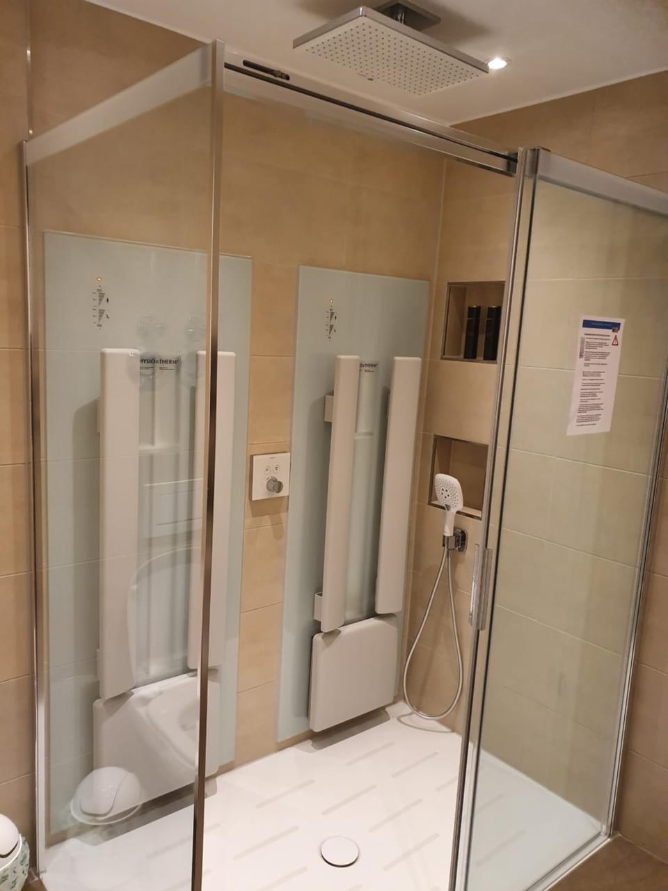 Shower, Bathroom, Spa and wellness centre/facilities