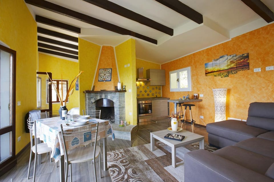 Coffee/tea facilities, Kitchen or kitchenette, Living room, Seating area, Dining area
