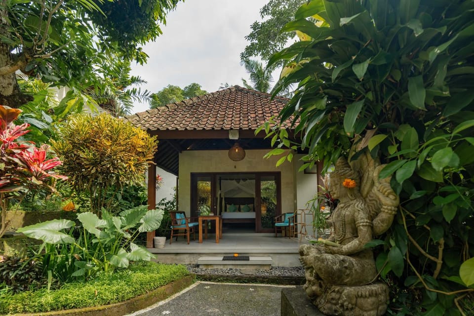 Property building, Facade/entrance, Day, Garden, Garden view