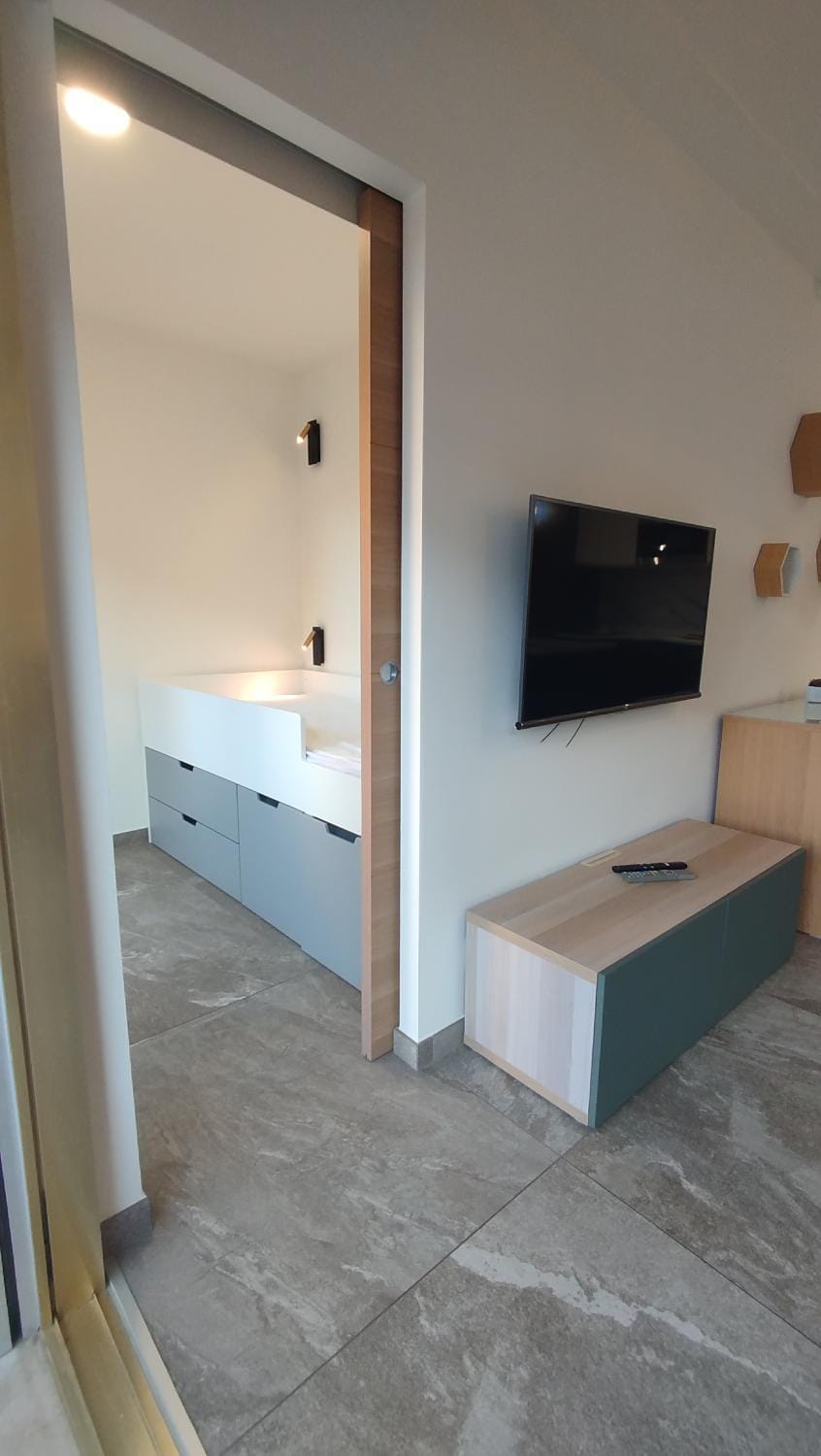 Bed, TV and multimedia, Bedroom