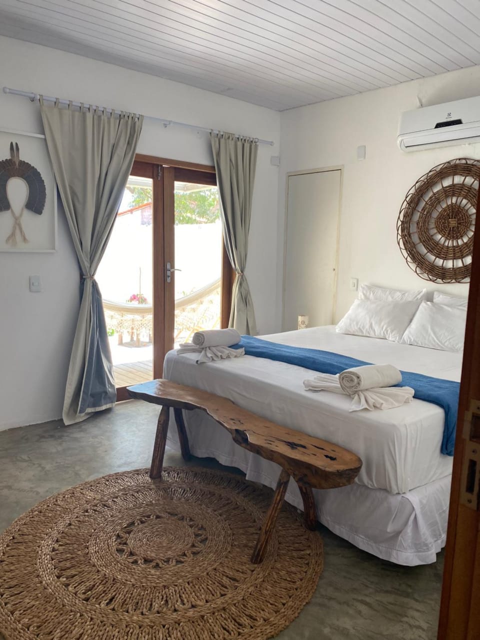 Bed, Photo of the whole room, towels, air conditioner