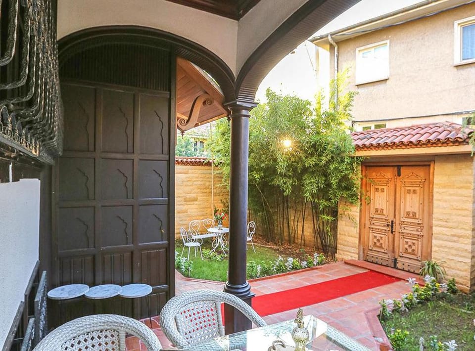 Property building, Patio, Spring, Day, Garden, Dining area, Garden view