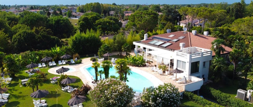 Property building, Natural landscape, Bird's eye view, Garden, Garden view, Pool view, Swimming pool