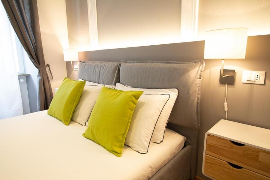 Bed, Living room, Photo of the whole room, Seating area, Bedroom