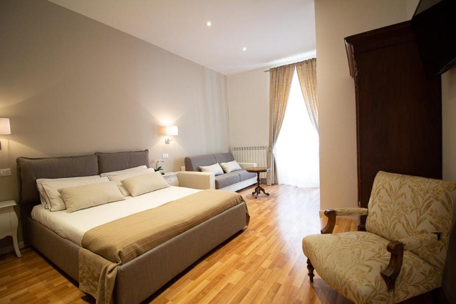 Bed, Photo of the whole room, Seating area, Bedroom
