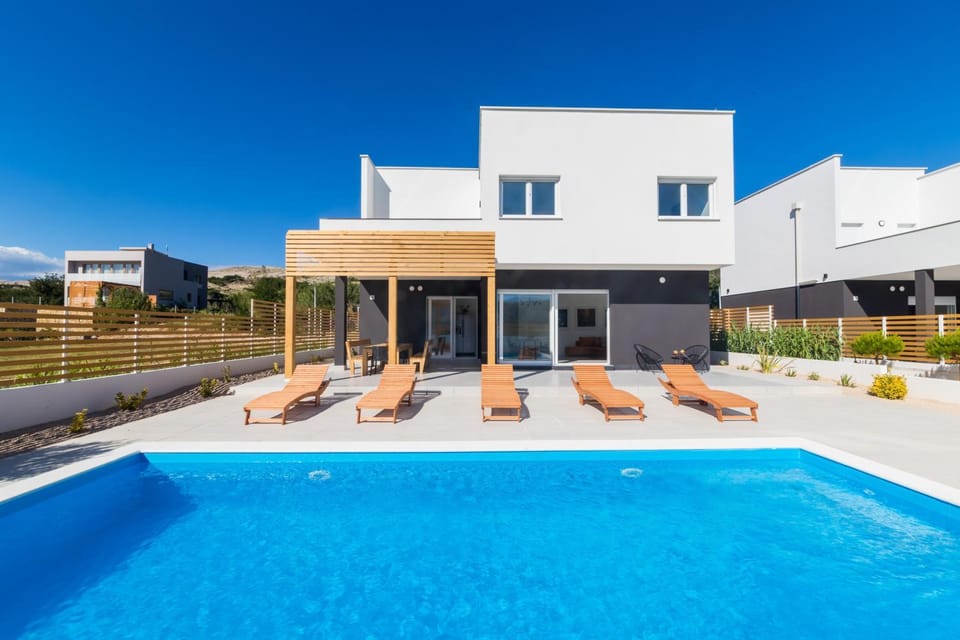 Property building, Pool view, Swimming pool