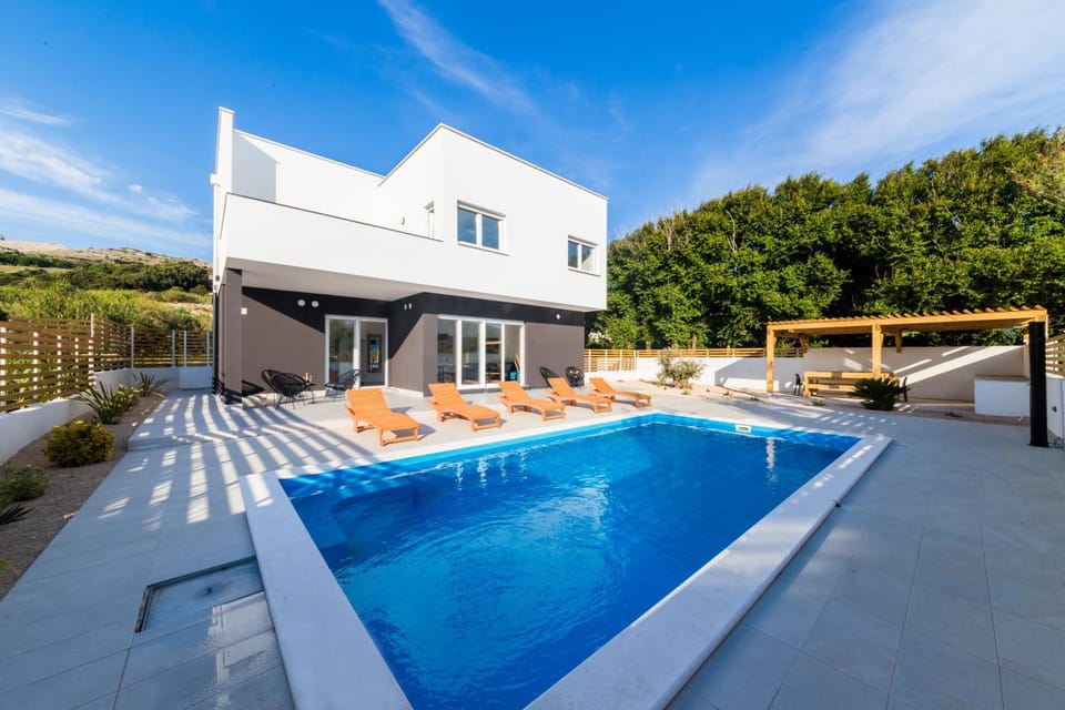 Facade/entrance, Day, Summer, Garden, Balcony/Terrace, Seating area, On site, Pool view, Swimming pool
