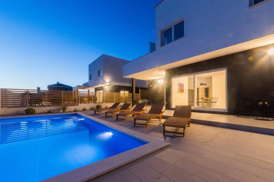 Property building, Balcony/Terrace, Swimming pool, Sunset
