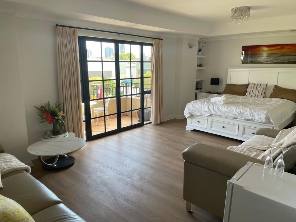 TV and multimedia, Living room, Photo of the whole room, Seating area, Bedroom
