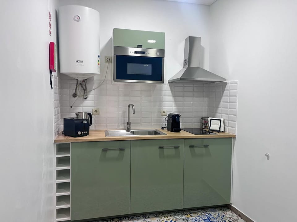 Kitchen or kitchenette, minibar, stove