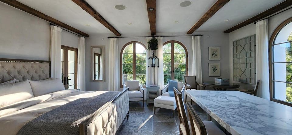 Bed, Living room, Photo of the whole room, Seating area