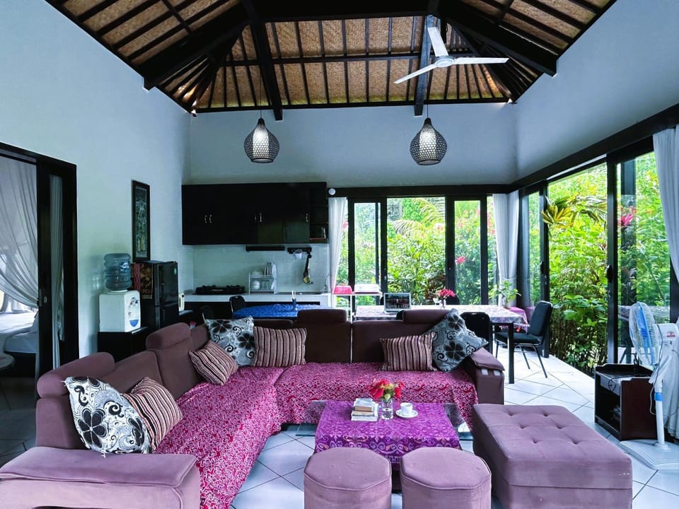 Communal lounge/ TV room, TV and multimedia, Kitchen or kitchenette, Living room, Dining area, Garden view, Garden view