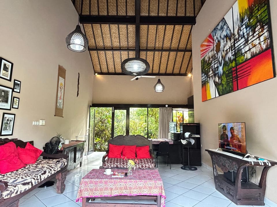 Communal lounge/ TV room, TV and multimedia, Kitchen or kitchenette, Living room, Dining area, Garden view, Inner courtyard view, minibar
