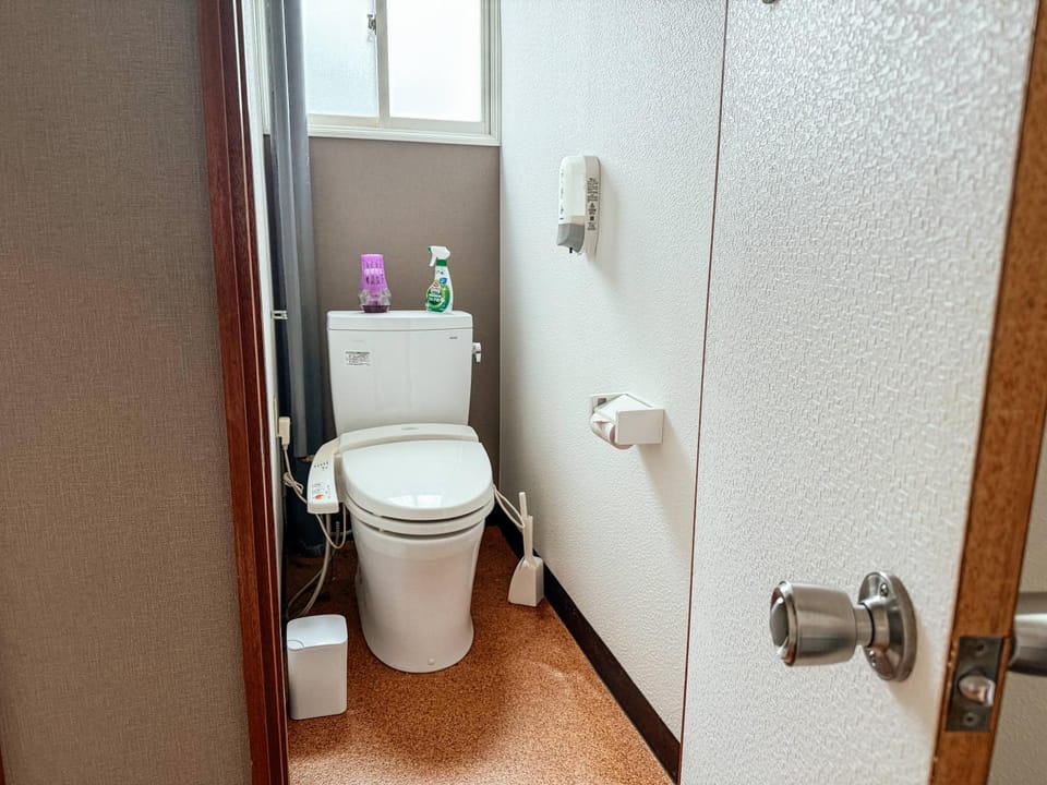 Toilet, bidet