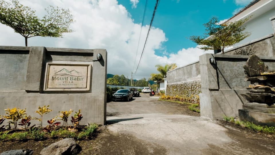 Property building, Day, Neighbourhood, Garden, Garden view, Street view, Location, Parking