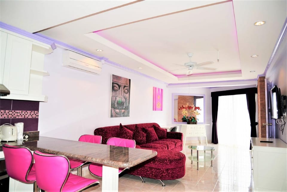 Restaurant/places to eat, Living room