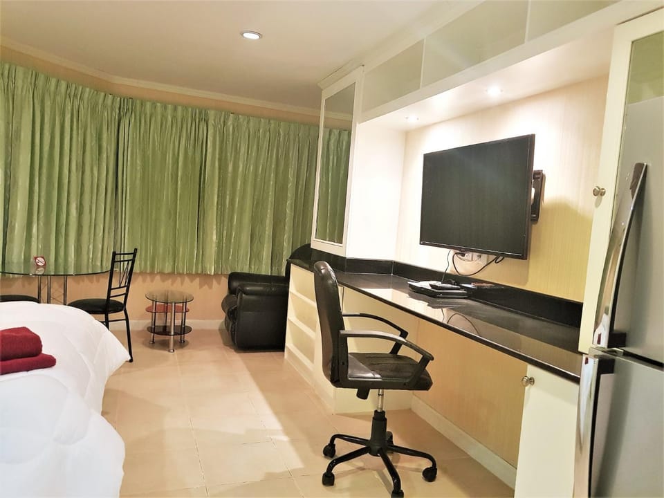 TV and multimedia, Seating area, Bedroom