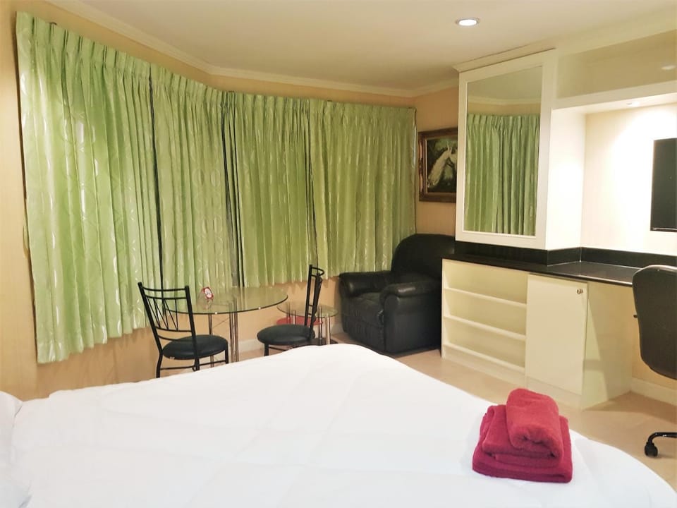 Bed, Decorative detail, Seating area, Bedroom